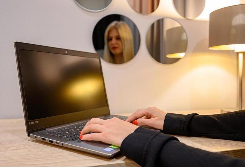 آپارتمان 1 خوابه با تراس, Dozsa Residence