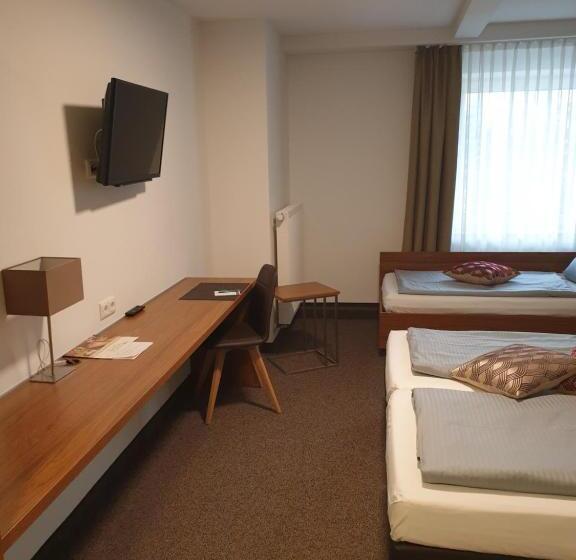 חדר סטנדרט לשלושה, Drei Lilien