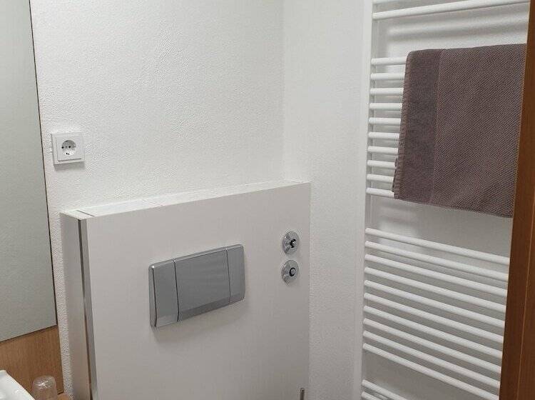 غرفة قياسية فردية, Drei Lilien