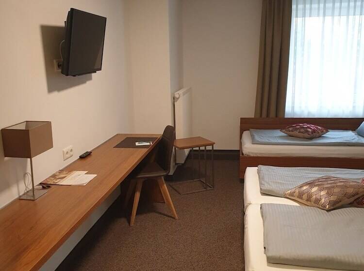 חדר סטנדרט לשלושה, Drei Lilien