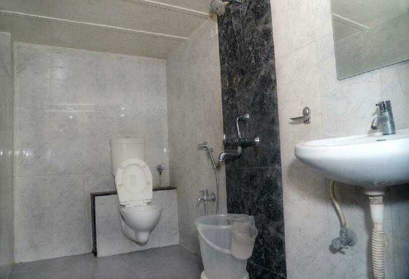 豪华房间, Radhika Pune