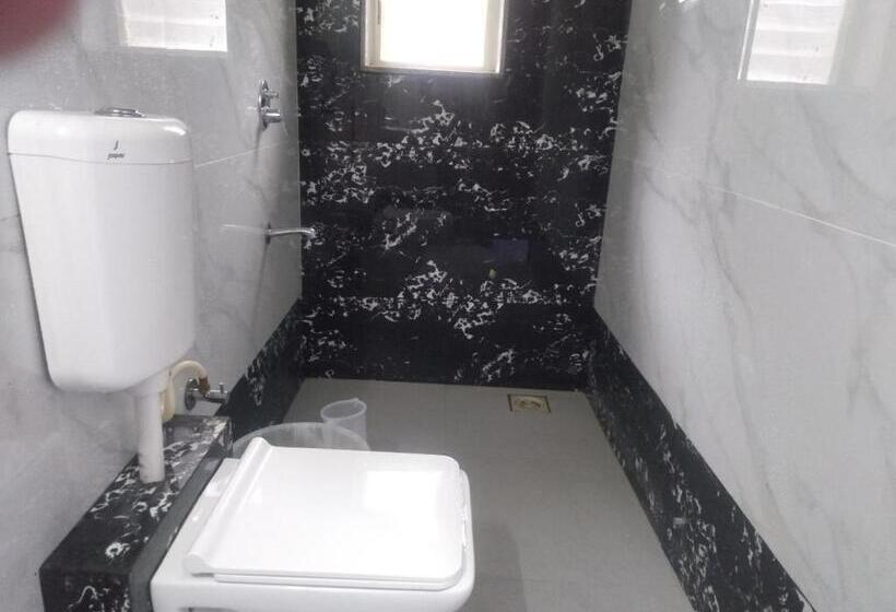 家庭间, Radhika Pune