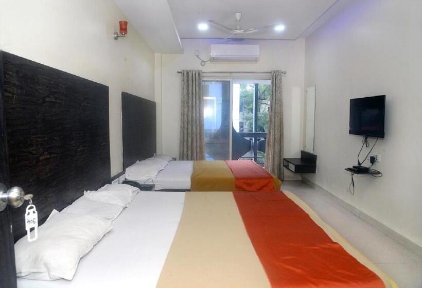 家庭间, Radhika Pune