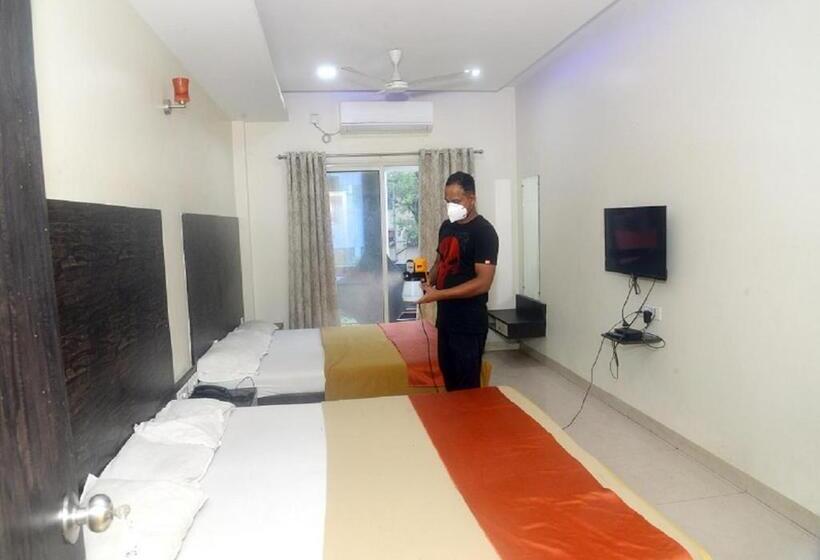 家庭间, Radhika Pune