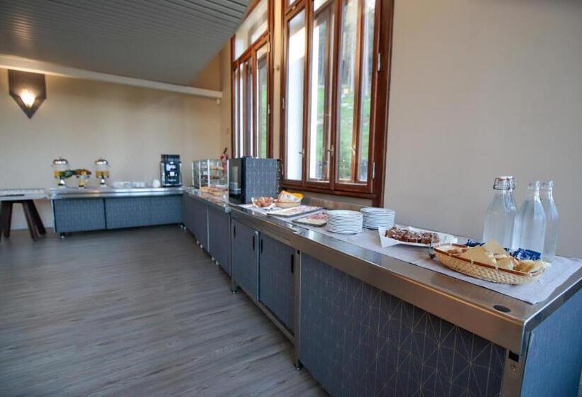 חדר סטנדרט לארבעה, Pràcatinat Hotel & Restaurant