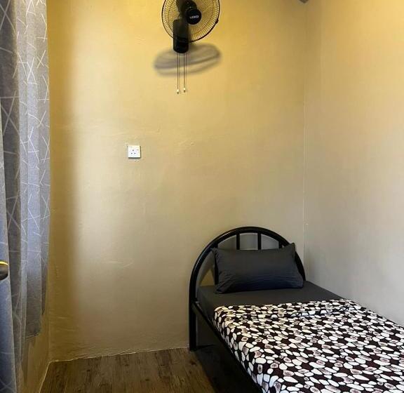 Standard Yhden Hengen Huone Jaettu Kylpyhuone, Ghazrin S Garuda