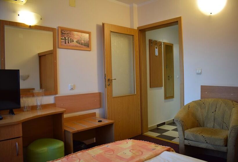 غرفة فردية داخلية, Slavyanska Beseda