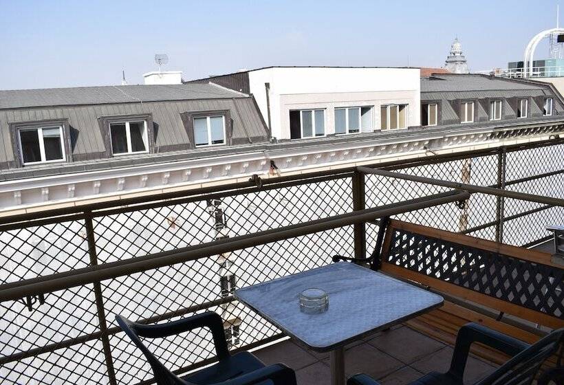 غرفة قياسية فردية مزودة بشُرفة, Slavyanska Beseda