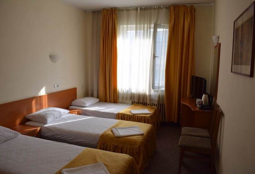 غرفة قياسية ثلاثية, Slavyanska Beseda