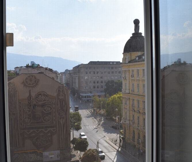 غرفة قياسية ثلاثية, Slavyanska Beseda