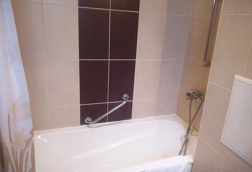 غرفة قياسية ثلاثية, Slavyanska Beseda