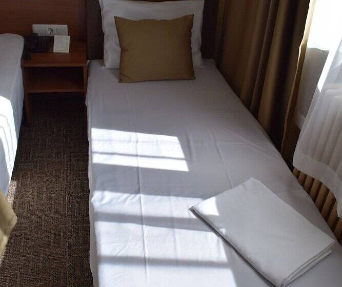 غرفة عائلية, Slavyanska Beseda