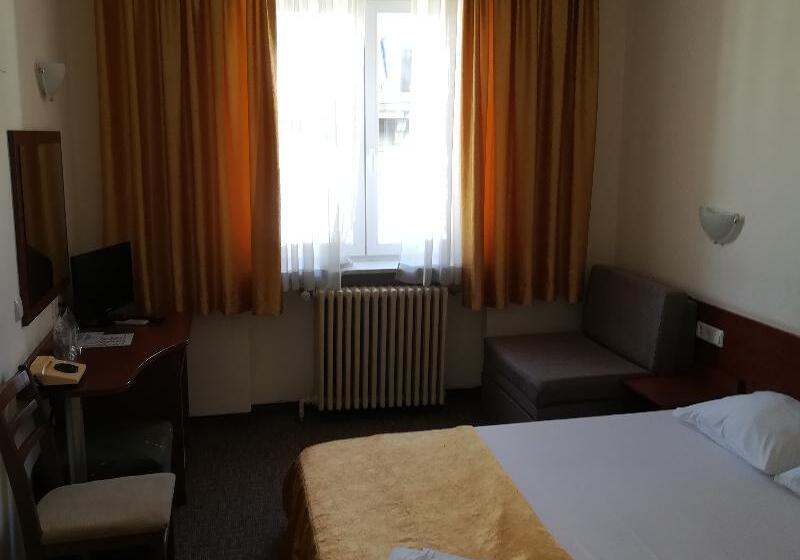 غرفة قياسية, Slavyanska Beseda