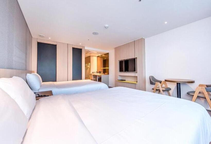 Quarto Familiar, Noblepia