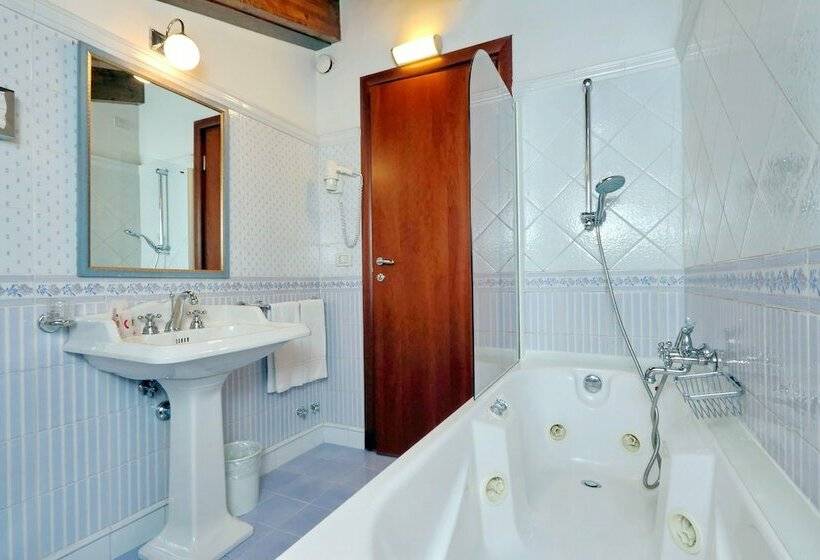 Camera Tripla Standard, Camelia