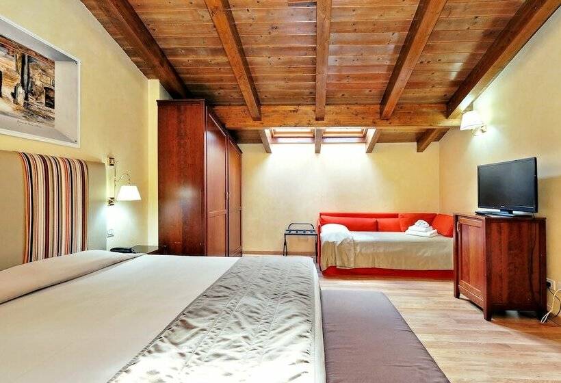 Camera Tripla Standard, Camelia