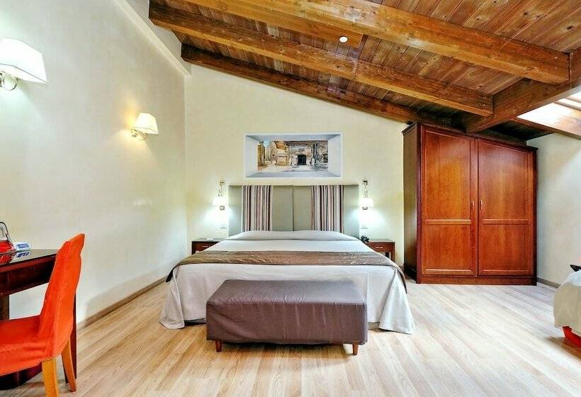 Camera Tripla Standard, Camelia