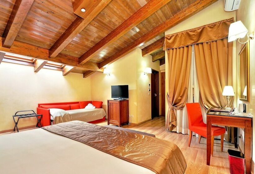 Camera Tripla Standard, Camelia