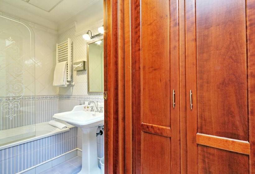 Camera Tripla Standard, Camelia