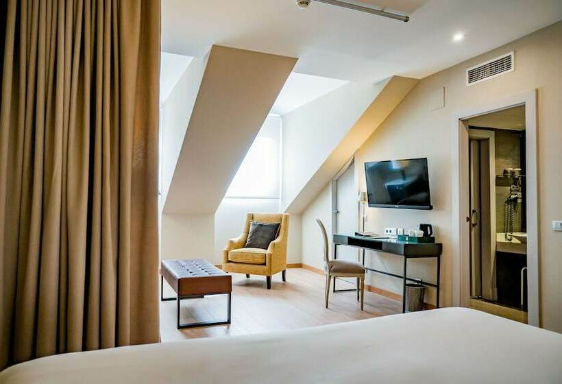 اتاق استاندارد چهار تخته, Meninas Boutique Opera