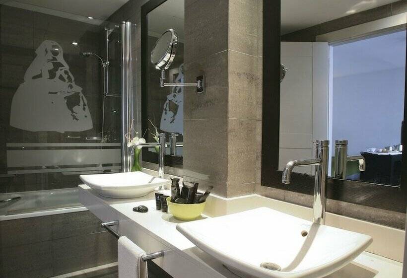 اتاق استاندارد چهار تخته, Meninas Boutique Opera