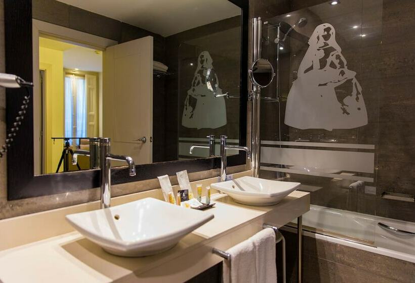 اتاق استاندارد سه نفره, Meninas Boutique Opera