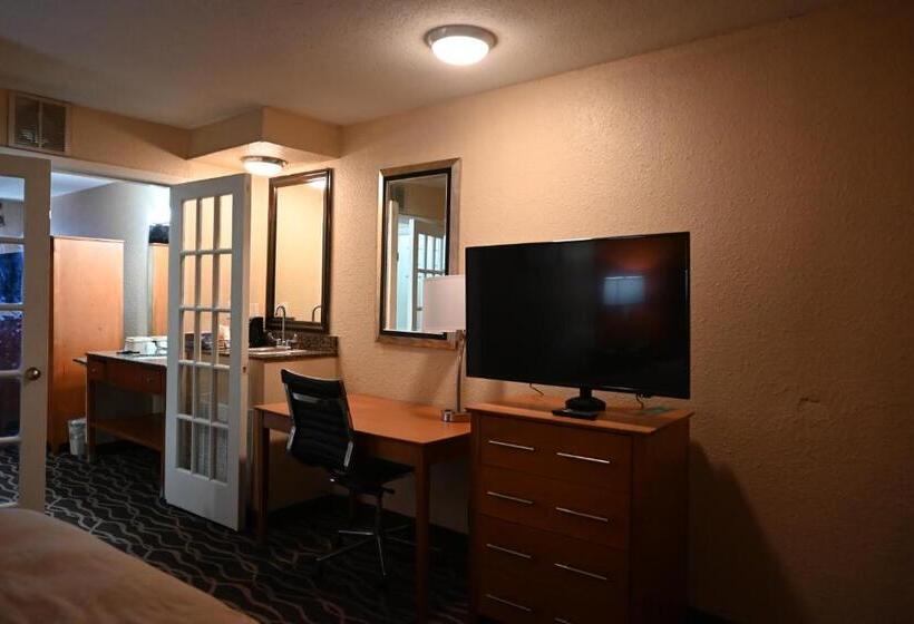 سوئیت با تخت بزرگ, Quality Inn & Suites I 35 Near Frost Bank Center