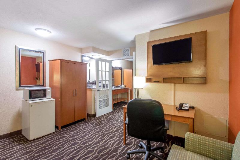 带大床的套房, Quality Inn & Suites I 35 Near Frost Bank Center