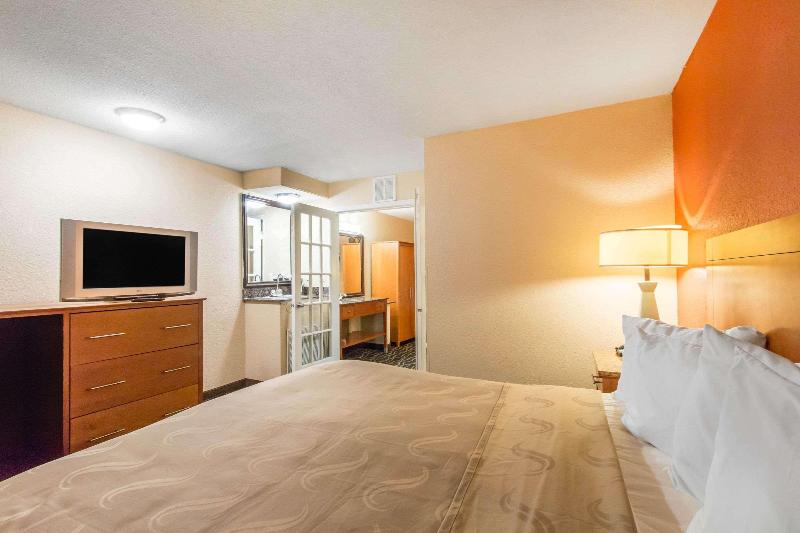 带大床的套房, Quality Inn & Suites I 35 Near Frost Bank Center