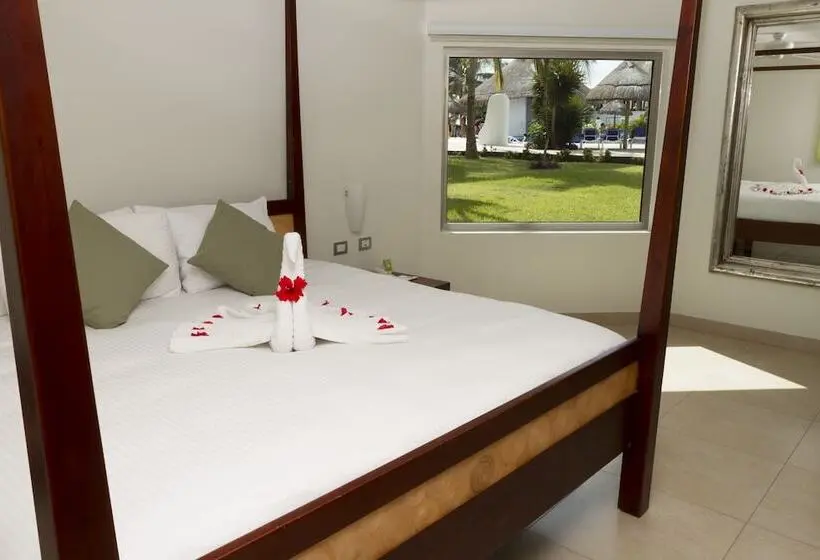 اتاق سوپریور با چشم‌انداز استخر, Sandos Caracol Nature Resort & Water Park