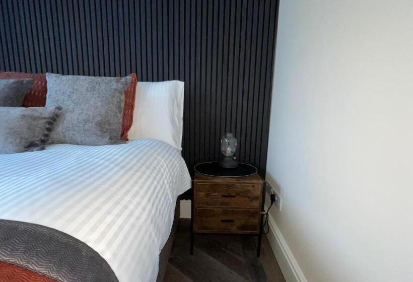 اتاق لوکس, Anfield Place To Stay