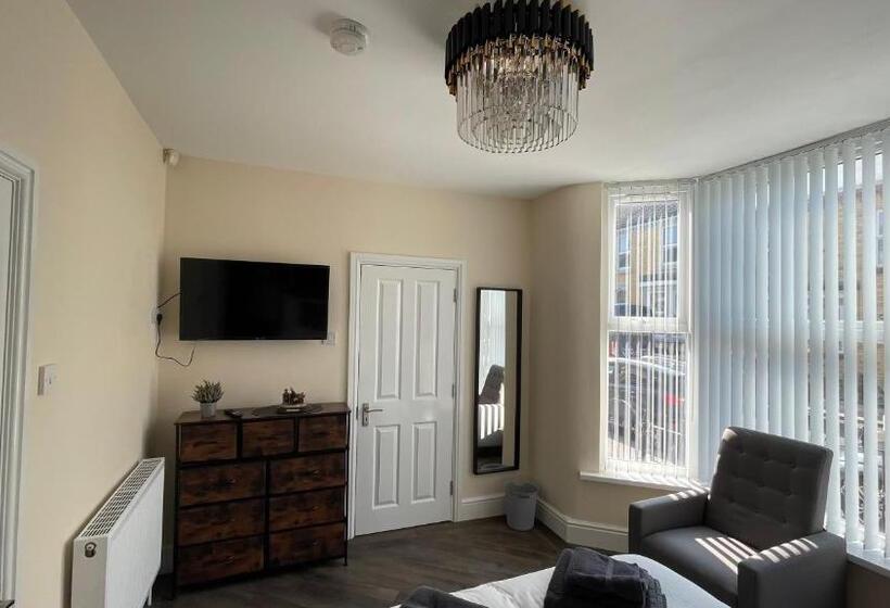 اتاق لوکس, Anfield Place To Stay