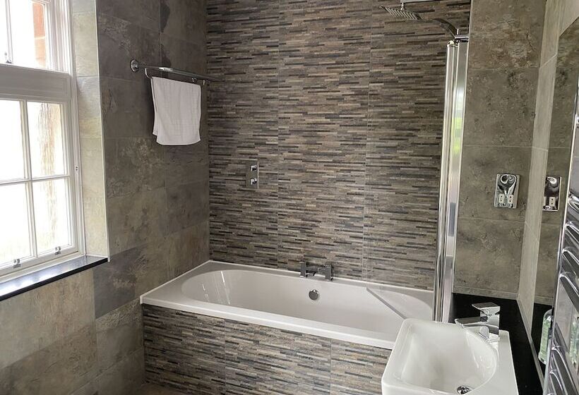 高级园景房, The Craigie