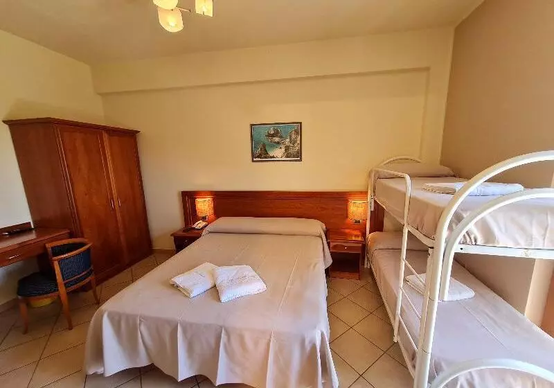 اتاق استاندارد چهار تخته, La Bussola Hotel Calabria