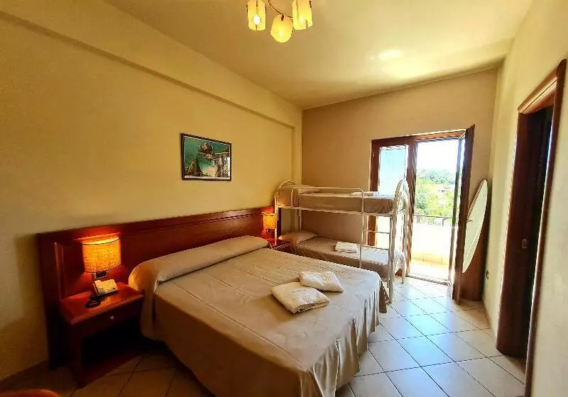 اتاق استاندارد چهار تخته, La Bussola Hotel Calabria