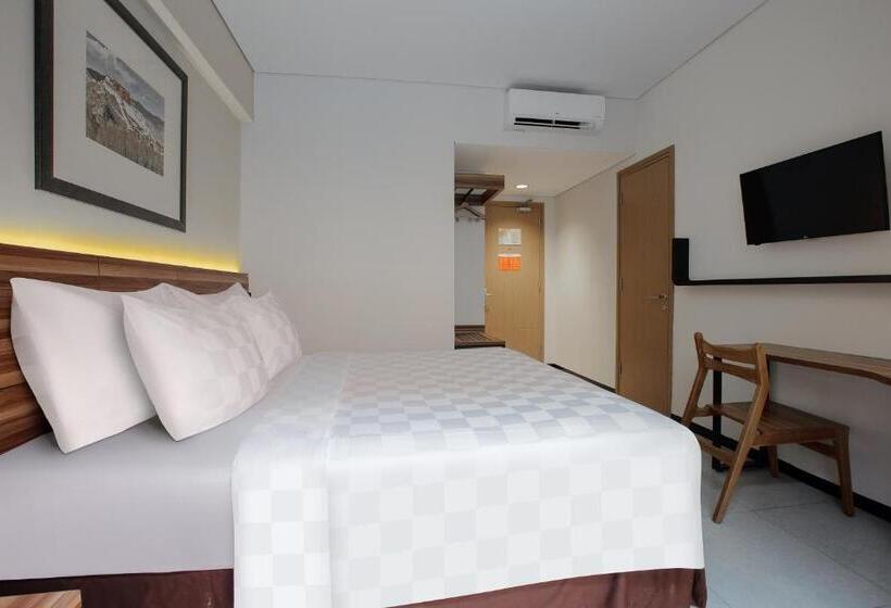 اتاق استاندارد با چشمانداز استخر, Swiss Belinn Timika