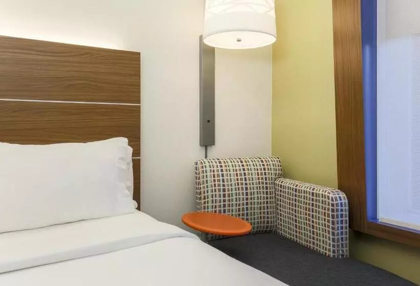 キングサイズベッドのスタンダードルーム, Holiday Inn Express Irondequoit, An Ihg