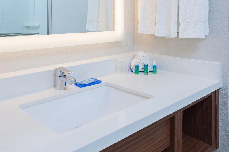 适合残疾人士使用的带超级大床的标准间, Holiday Inn Express Mira Mesa San Diego, An Ihg