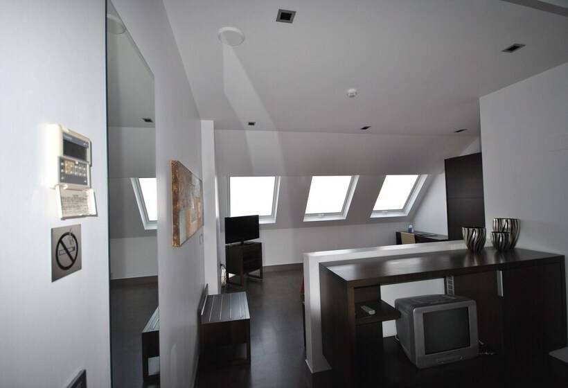 جناح جونيور, Hyltor