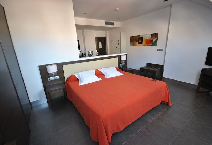 جناح جونيور, Hyltor