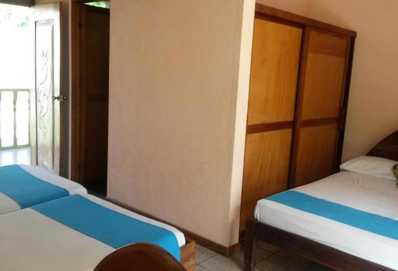 带阳台标准四人间, Samara Beach