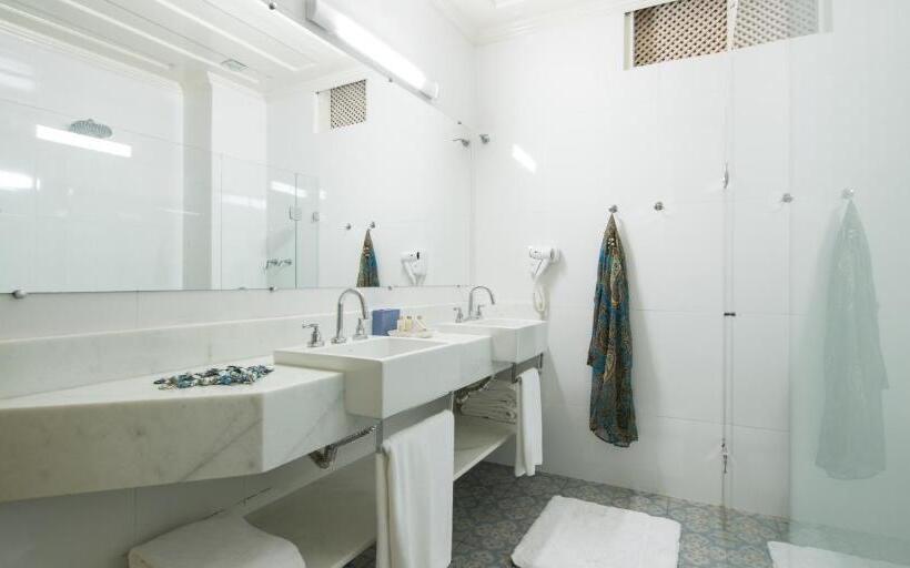 דירת חדר דלוקס, Sandi