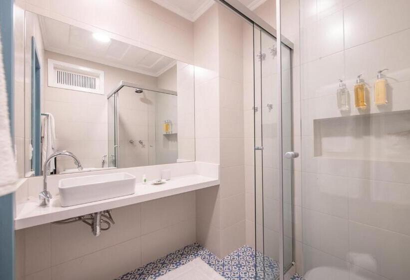 דירת חדר דלוקס, Sandi