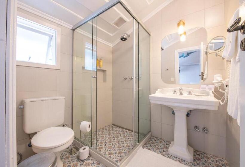 סוויטה עם מרפסת, Sandi