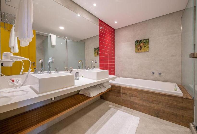 דירת חדר סופריור, Sandi