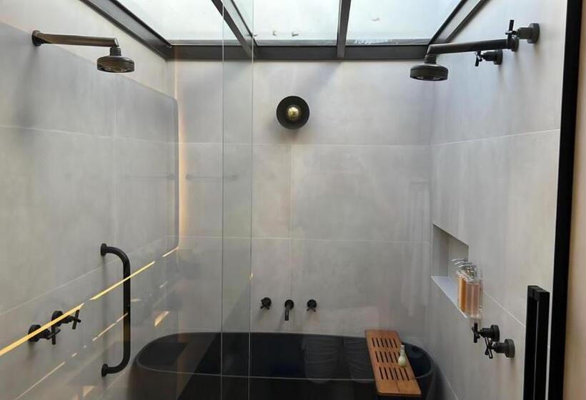 דירת חדר פרמיום, Sandi