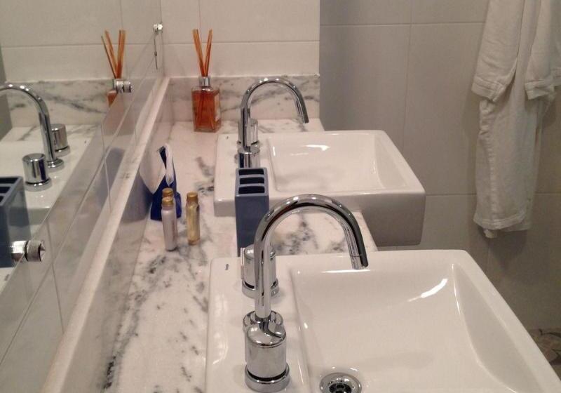 דירת חדר דלוקס, Sandi