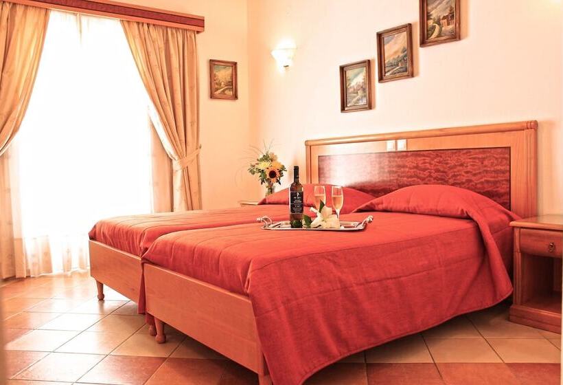 חדר סטנדרט לשלושה, Anatolia