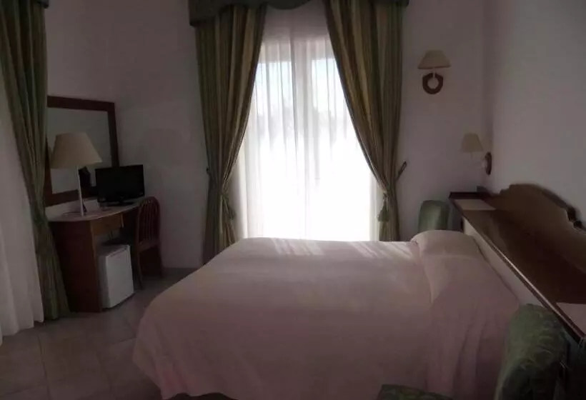 اتاق استاندارد سه نفره, Biancamaria