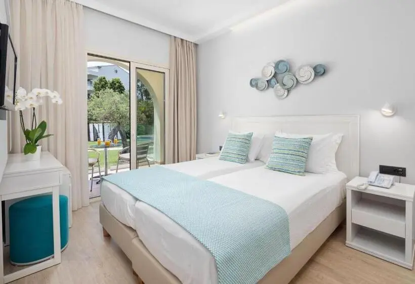 Habitació Estàndard Vista Piscina, Delfinia